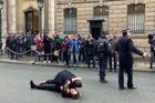"Zastavte Putinovu válku." Na summitu v Paříži protestovaly aktivistky z hnutí Femen