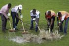 Dobrovolníci se před utkáním Libye se Zambií snažili...