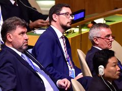 Martin Nejedlý, Jiří Ovčáček a Vratislav Mynář sledují Miloše Zemana v OSN.