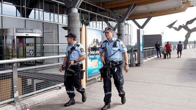 Norská policie hlídá letiště.