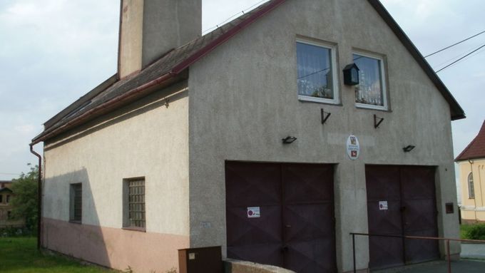 Stará budova hasičárny ve Slezských Kyjovicích před demolicí