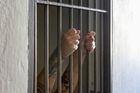 Trestanci vyhodili do povětří zeď věznice, desítky jich uprchly