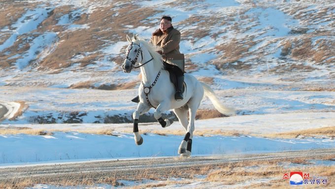 Kim Čong-un se projel po hoře Pektu na bílém koni.