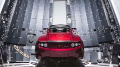 Tesla Roadster v raketě