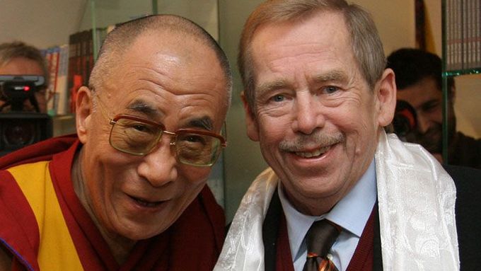Václav Havel a Dalajláma na letošním Fóru 2000.