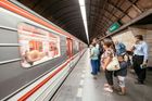 Mezi stanicemi Náměstí Míru a Dejvická nejezdí metro, v tunelu nalezli sraženou ženu
