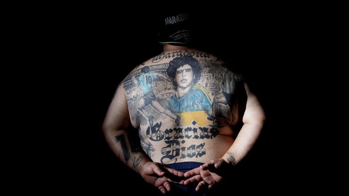 Fotbalový bůh Diego Armando Maradona zemřel. Na kůži leckterého fanouška ale žije dál.