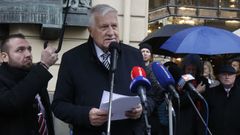 Exprezident Václav Klaus mluví k lidem, kteří si přišli společně s ním připomenout v roce 2025 výročí vzniku Československa před pražský Obecní dům
