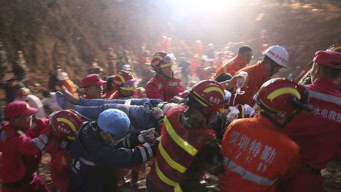 Záchranáři vytahují devatenáctiletého dělníka, který v troskách dokázal přežít 67 hodin.