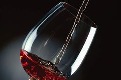 Světu hrozí nedostatek vína. Kvůli počasí i Číňanům