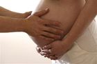 Popíjení v těhotenství dítěti neuškodí, tvrdí Dánové
