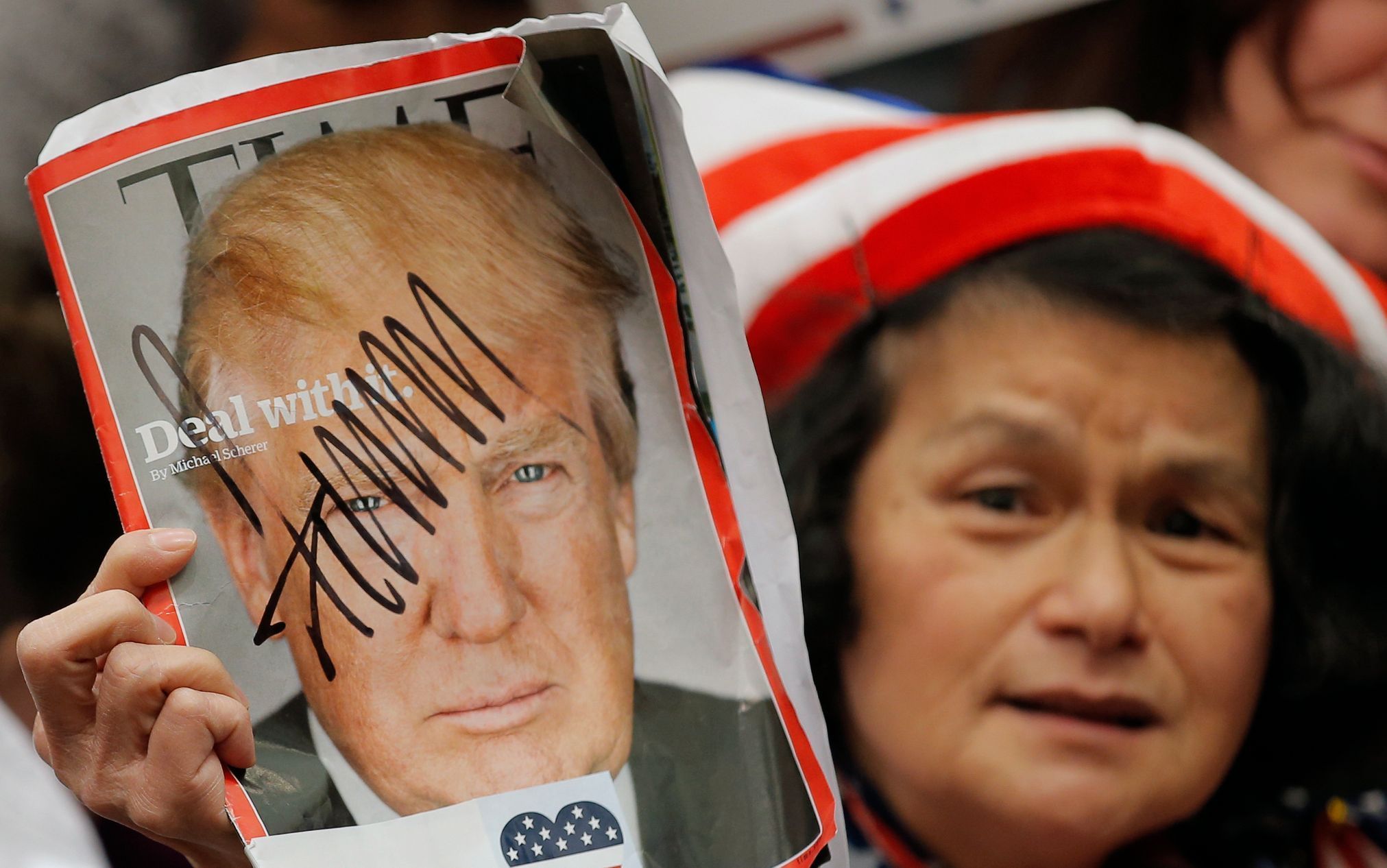 Fanynka Donalda Trumpa se chlubí vydáním časopisu Time, na které se jí realitní magnát před chvíli podepsal