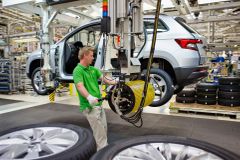 Výroba aut v Česku klesla o 11 procent, dokonce roku spadne celosvětově o pětinu
