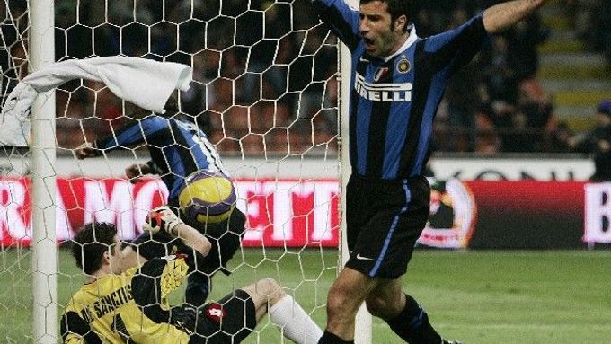 Luis Figo z Interu Milán oslavuje gól Hernana Crespa do sítě Udine.