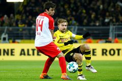 Záložník Morávek pomohl Augsburgu k cennému bodu za remízu s Dortmundem, nedohrál ale kvůli zranění
