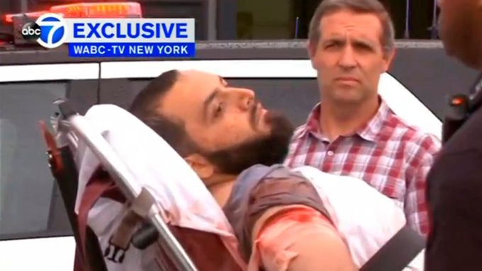 Snímek pořízený z videa WABC TV údajně zachycuje ležícího Ahmada Khana Rahamiho, který byl zraněn během přestřelky při zatýkání.