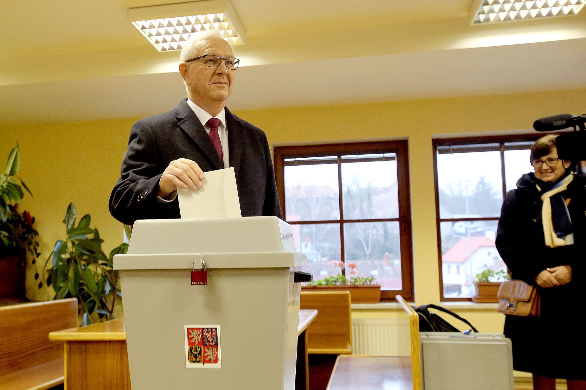 Jiří Drahoš volí v prvním kole prezidentské volby