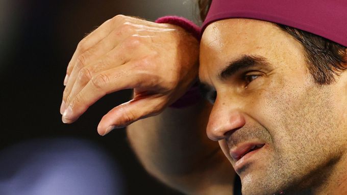 Roger Federer se na poslední chvíli zvedl a vyhnul se překvapivému vyřazení.