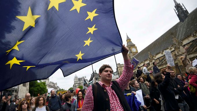 Demonstrace na podporu setrvání Británie v EU.