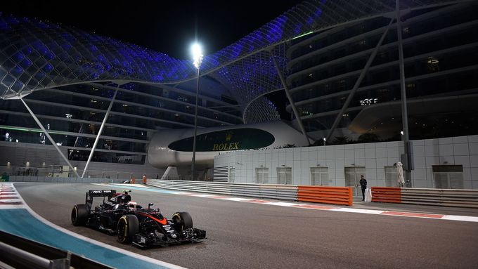 Seznamte se s okruhem v Abú Zabí a projeďte se po něm s Jensonem Buttonem v McLarenu.