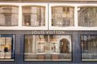 Louis Vuitton koupí Francouzům v Číně 10 milionů roušek. Vládě pomůže s koronavirem