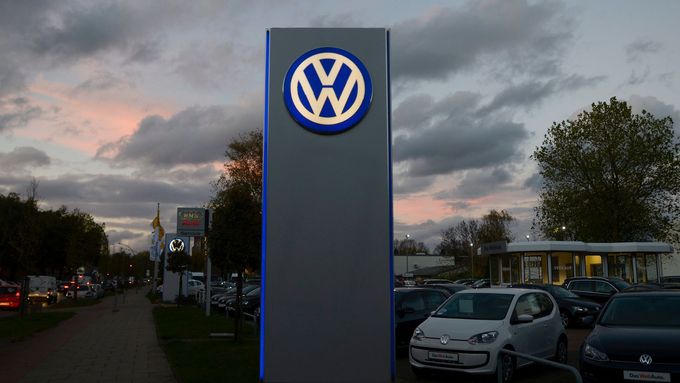 Aféra Volkswagenu se už v některých zemích projevila i ve snížení zájmu zákazníků o vozy s tímto logem,