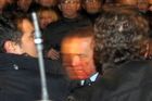 Italský premiér Silvio Berlusconi poté, co ho mladík na mítinku udeřil pěstí do obličeje.