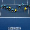 Australian Open: sběrači vysušují kurt