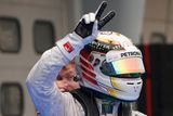 Hamilton v Sepangu proměnil druhé kvalifikační vítězství v sezoně konečně v triumf, Rosberg ho stínoval na druhém místě.