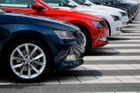 Auta v Česku tolik netáhnou, za tři měsíc klesly prodeje o 16 procent. Daří se Tesle