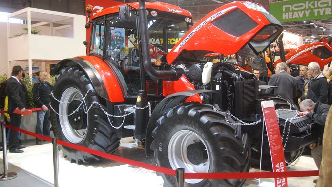 Nový traktor je na brněnském výstavišti obdivovaným exponátem.