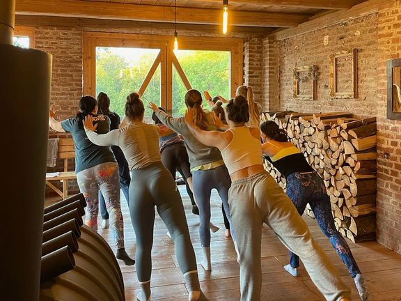 Součást pobytu jsou i lekce jógy. Ty vede Bára Podzimková.