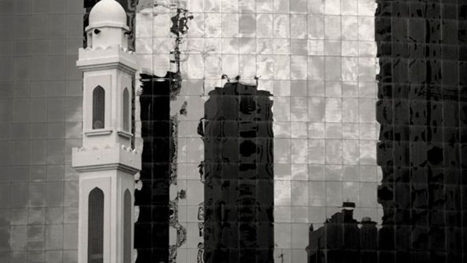 Minaret, sklo, ocel. (Zdroj: HSBC)