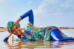 Muslimská modelka žije americký sen. V burkinách pózovala pro Sports Illustrated