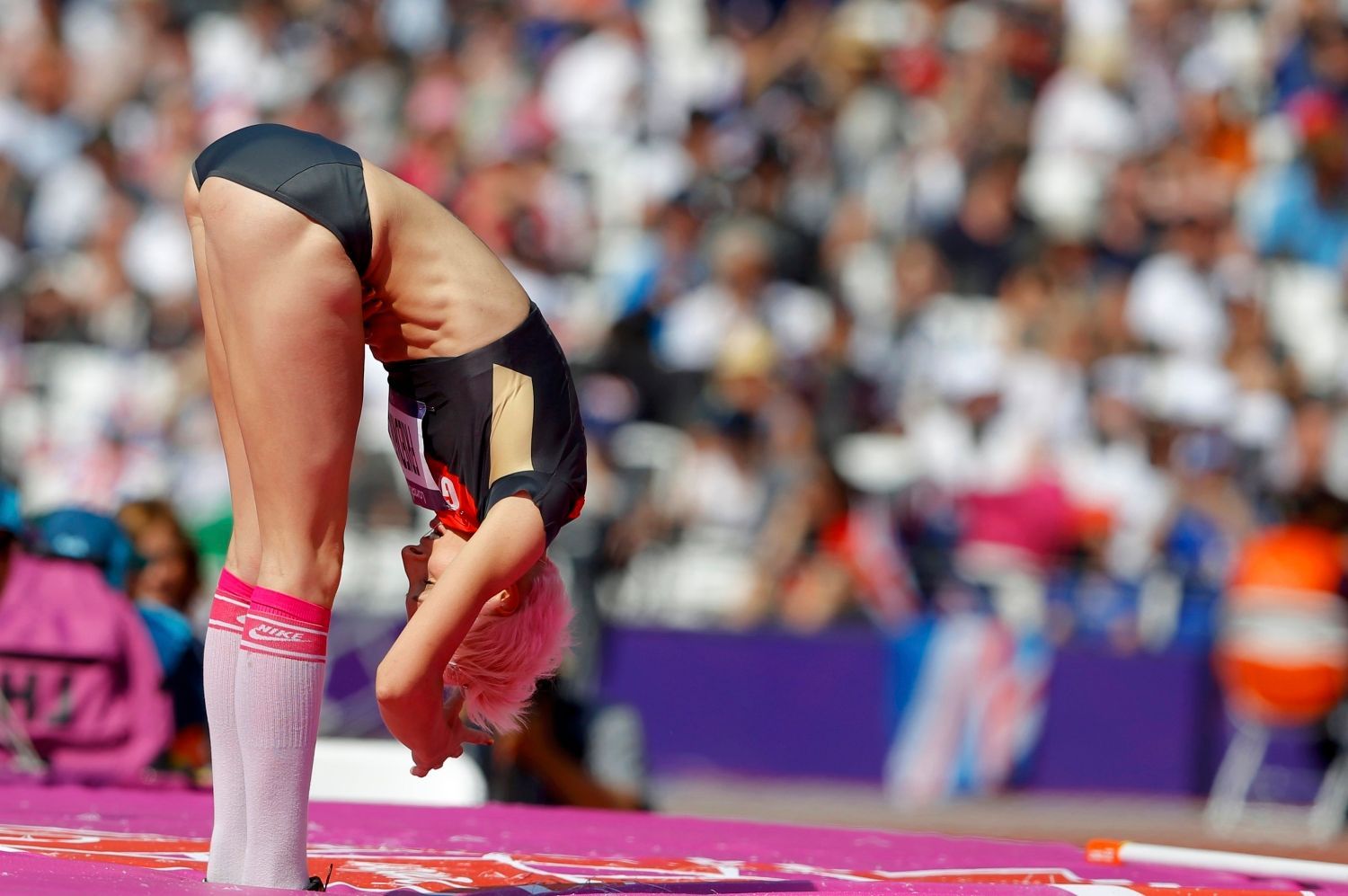 Německá výškařka Ariane Friedrichová nejprve slaví vysoký skok a poté smutní, že ani to nestačilo na postup z kvalifikace na OH 2012 v Londýně.