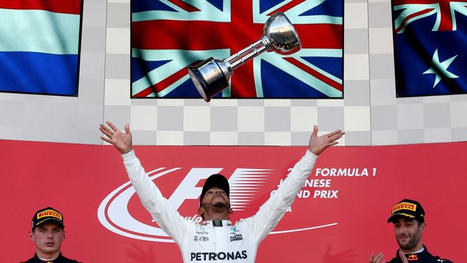Lewis Hamilton slaví vítězství na VC Japonska