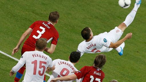 Polský fotbalista Dariusz Dudka zkouší nůžky proti České republice v utkání skupiny A na Euru 2012.