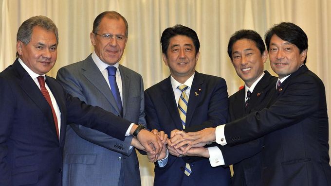 Zleva Sergej Šojgu, Sergej Lavrov, Šinzo Abe, Fumio Kišida a Icunori Onodera při zahájení schůzky v Tokiu.