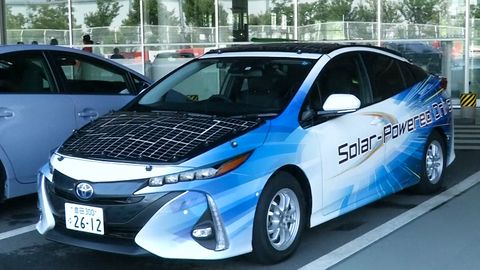 Toyota testuje hybrid na solární pohon. Auto se dobíjí za jízdy