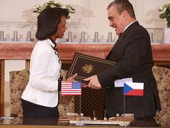 Bývalá ministryně zahraničí Condoleezza Riceová a Karel Schwarzenberg po podpisu smlouvy o radaru loni v červnu