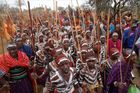 Ceremonie je začátkem dospělého života masajských chlapců. Pokud budou žít dostatečně dlouho, mohou dospět až ke statusu respektovaných stařešinů.