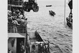 První den bitvy u Guadalcanalu (7. srpen 1942). Invaze - američtí námořníci spouštějí u pobřeží z lodě USS Alchiba lehký tank M2A4 Stuart.