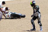 Ovšem padali i jezdci elitní třídy MotoGP.  Spadl nejen Lukáš Pešek, ale také Kolumbijec Yonny Hernandez (na snímku)...