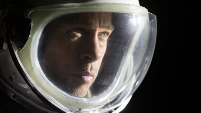Brad Pitt hraje astronauta Roye McBridea.