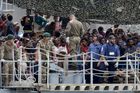 Tisíc zachráněných uprchlíků za jediný den. Italové na člunech našli také těla čtyř mrtvých