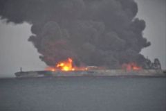 Palivo z potopeného íránského tankeru pokrylo v moři přes sto kilometrů čtverečních