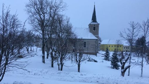 Sníh v Krušných horách v obci Měděnec.