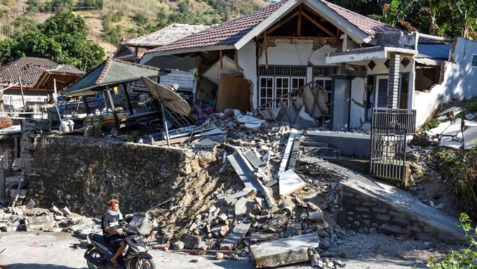 Zemětřesení na indonéském ostrově Lombok způsobilo rozsáhlé škody.
