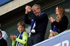 FILE PHOTO: Chelsea owner Roman Abramovič applauds fans after winning the Premier League