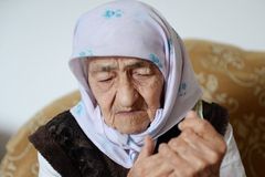 Tohle je nejstarší žena na světě. Dlouhověkost považuje za boží trest, neprožila jediný šťastný den